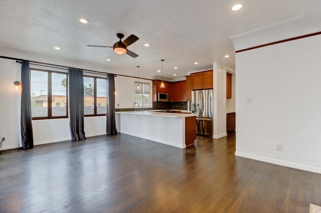 Building Photo - 390 Carroll Park E Unit C