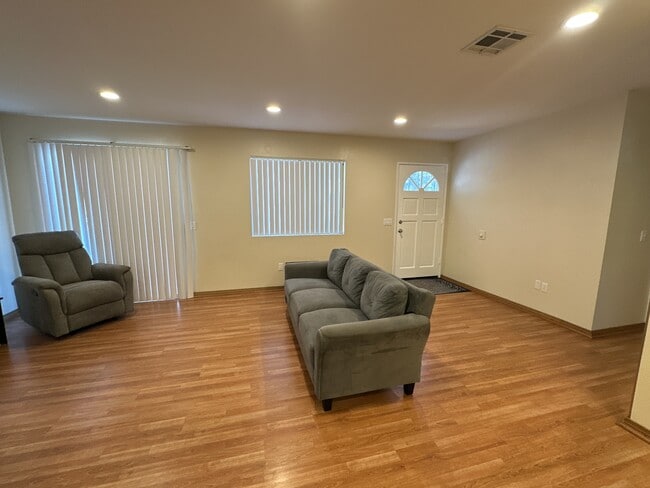 Photo - 633 Church St