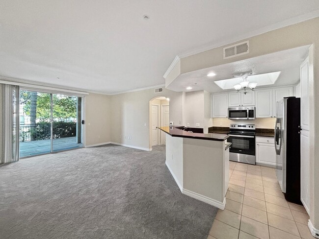 Beautiful 2BD/2BA Condo in La Jolla W/ W/D... - Beautiful 2BD/2BA Condo in La Jolla W/ W/D... Unit E109