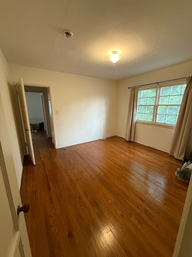 Building Photo - 1775 Kelton Ave Unit Like a Small House