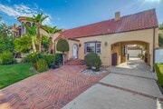 Photo - 129 S Swall Dr House