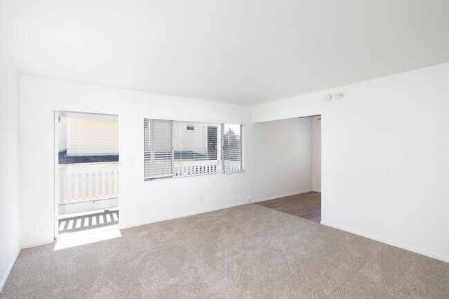 Photo - La Jolla / Village Area - Upstairs One Bedroom in the Village! Unit 7705