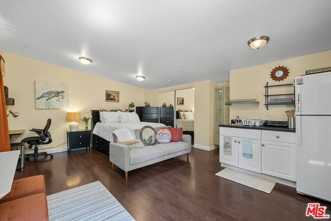 Building Photo - 7659 Lindley Ave