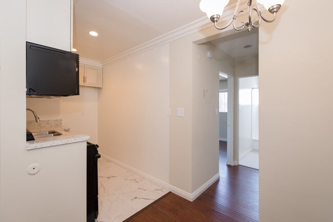 Photo - LOVELY 1BED Near Valley College! -- GREAT LOCATION!!! $1,000 Deposit (OAC)