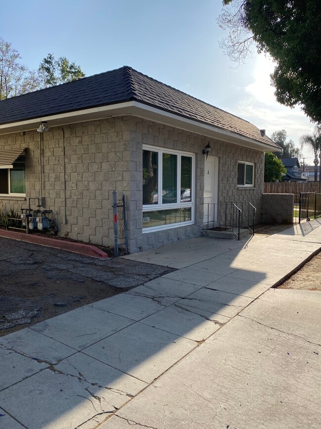 Building Photo - 3922 5th St Rental