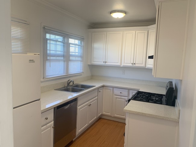 Photo - 1754 N Alexandria Ave Unit 1/2