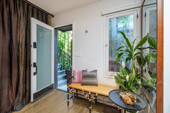 Photo - 2066 Glencoe Way