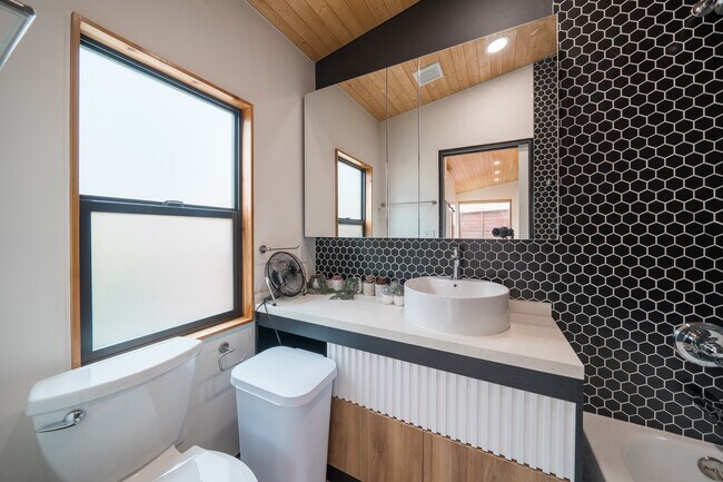 Photo - 3330 Nile St