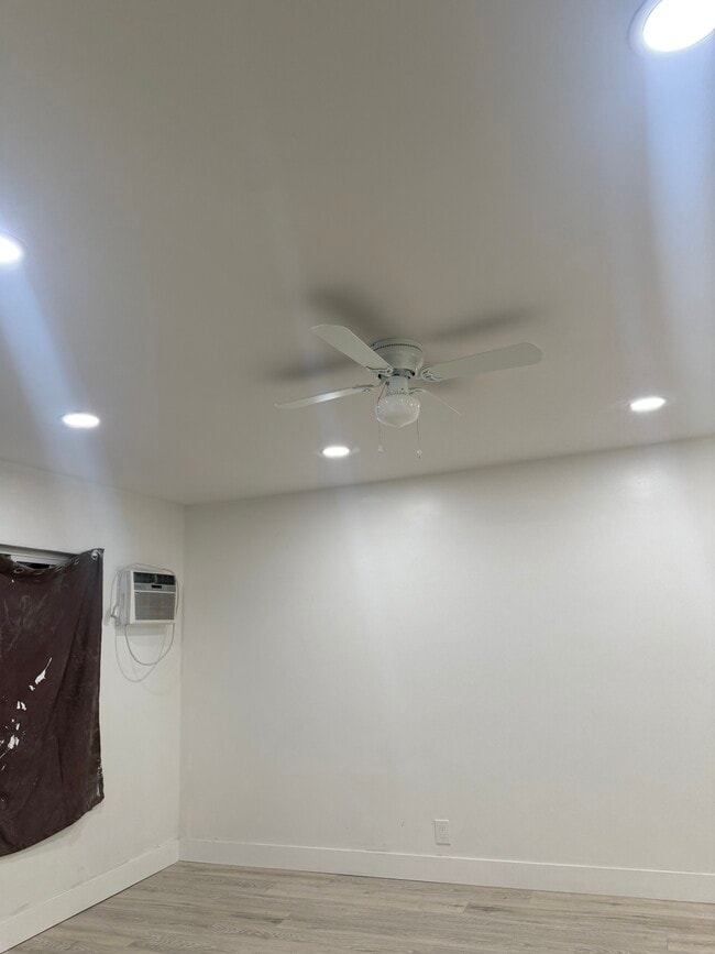 Living room - 115 W Johnson St