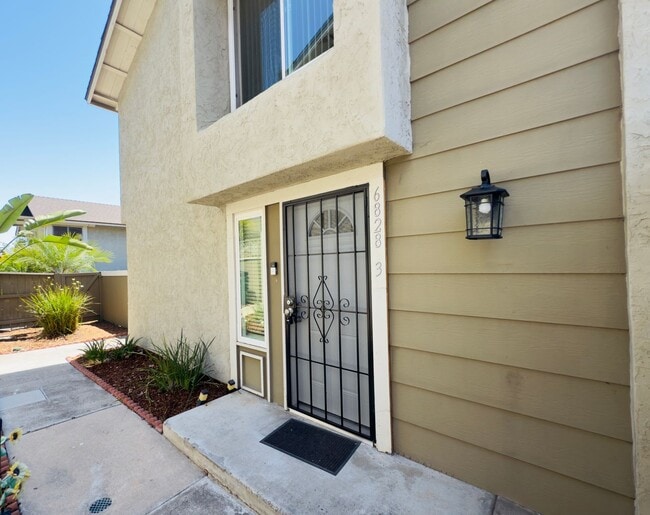 Charming 3-Bedroom Townhome Just Off the 5... - Charming 3-Bedroom Townhome Just Off the 5...