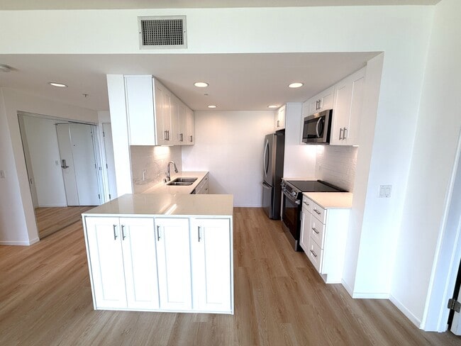 Building Photo - 3100 6th Ave Unit 307