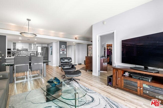 Building Photo - 13700 Marina Pointe Dr Unit 612