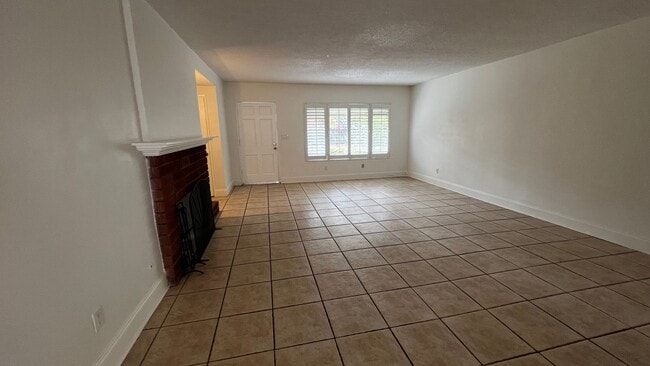 Photo - 3 Bed 2 Bath Downstairs Apartment For Rent...