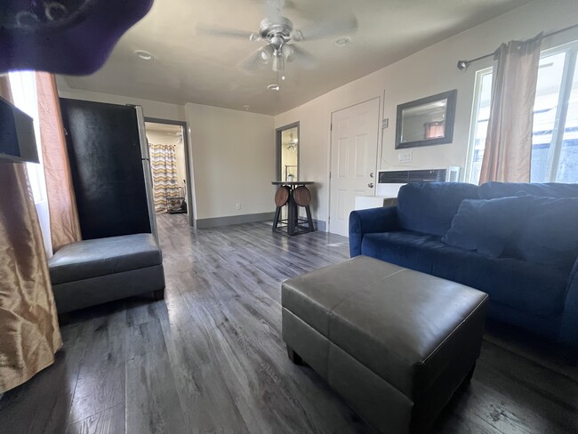 Building Photo - 1227 1/2 E 65th St Rental