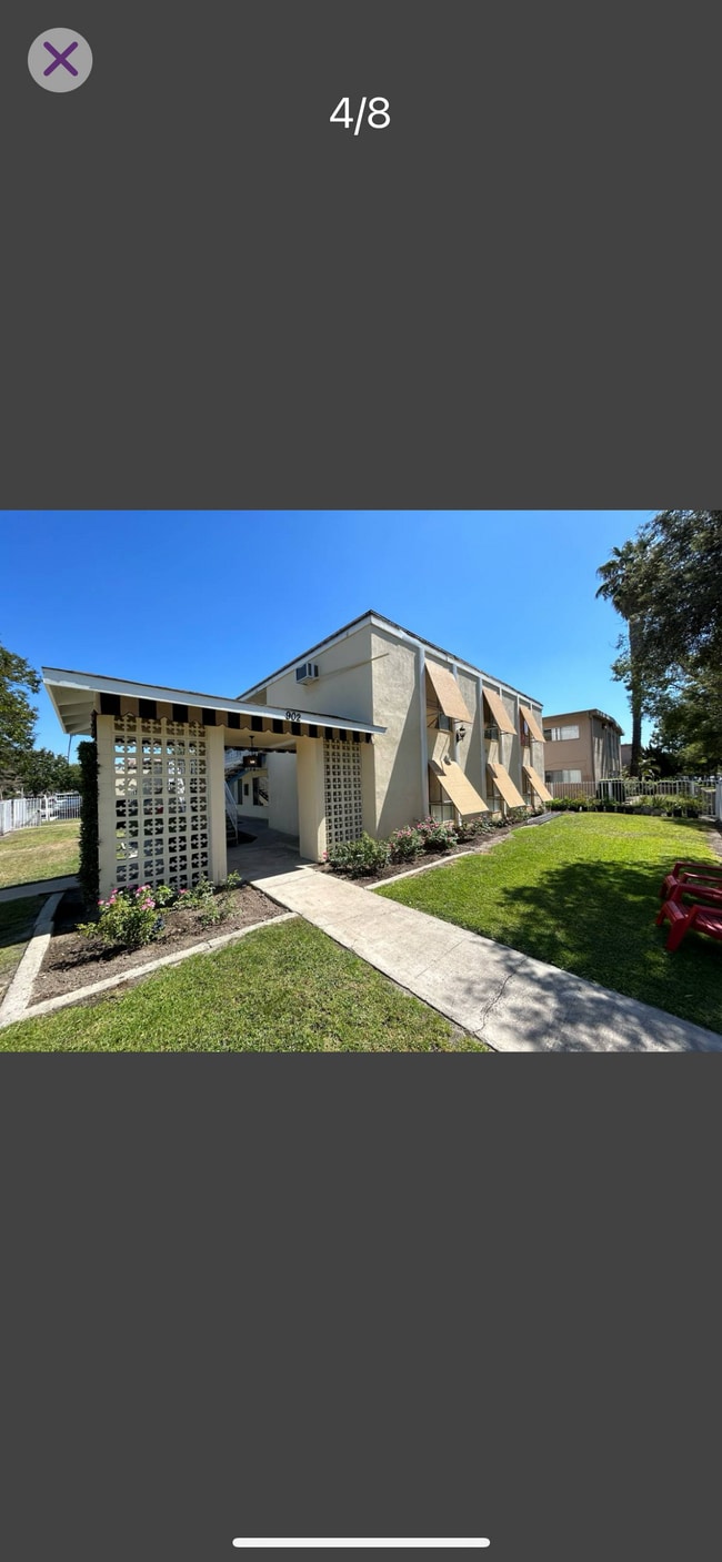 Building Photo - 902 S Citron St