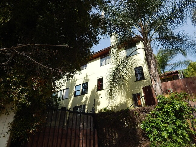 Building Photo - 2040 Whitley Ave Unit 2