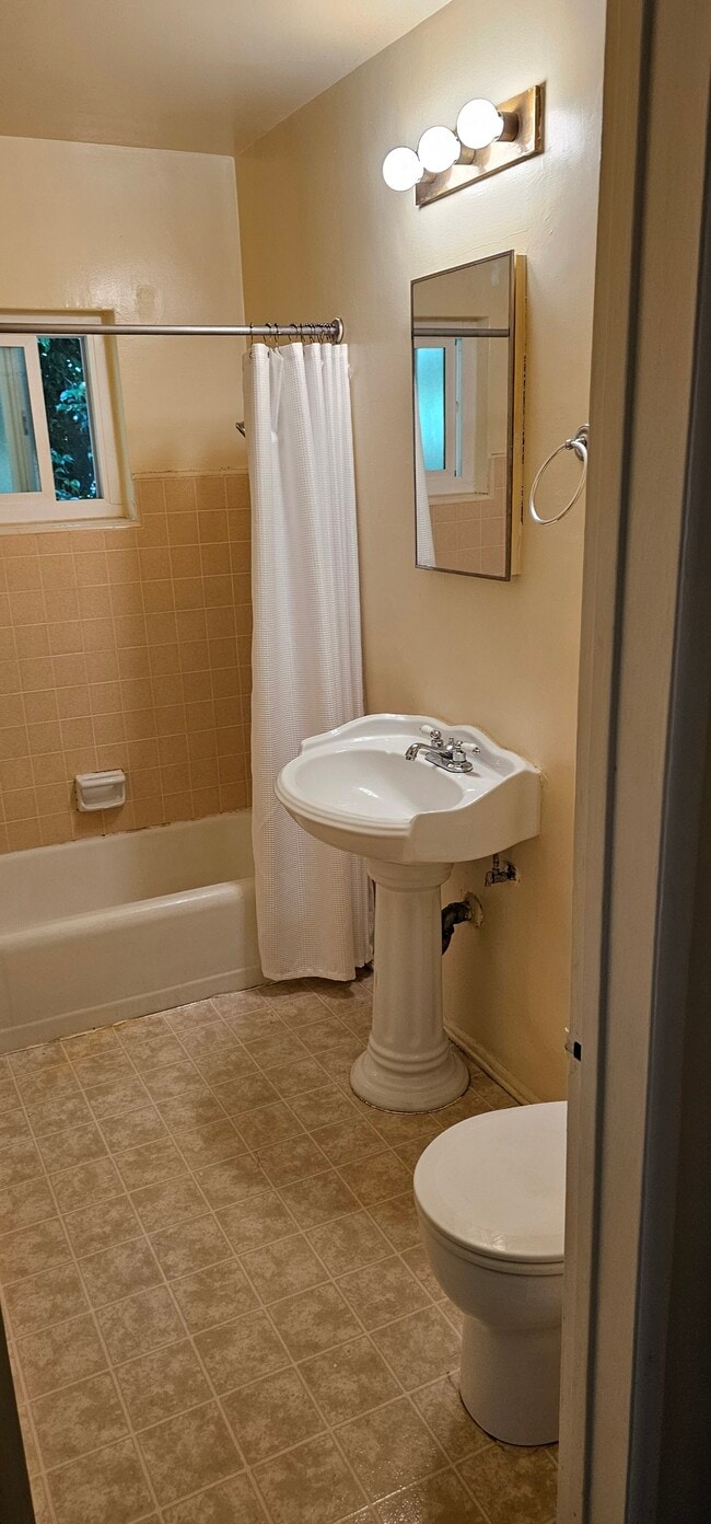 Photo - 1336 W Valencia Dr Unit D
