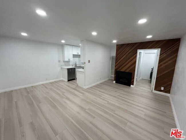 Photo - 735 W Milford St Unit 105