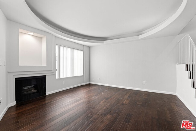 Building Photo - 10627 Moorpark St Unit 8