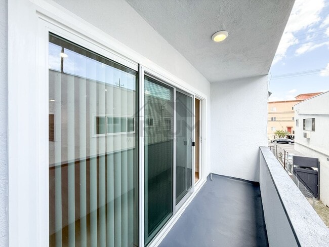 Photo - 6039 Whitsett Ave Unit 202