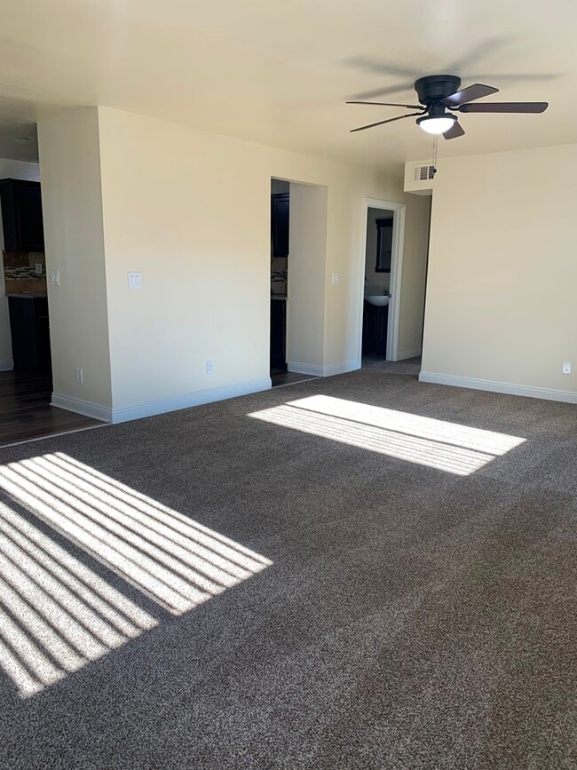 Photo - 652 E 75th St