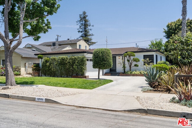 Building Photo - 12800 Stanwood Dr Rental