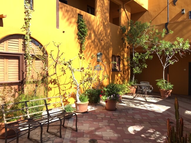 Photo - 828 N Hudson Ave
