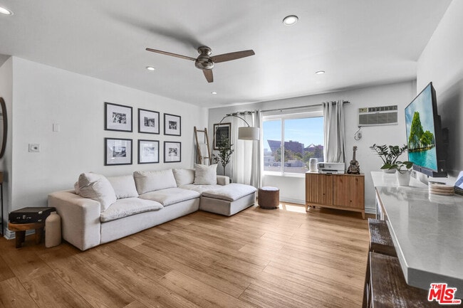 Photo - 960 Larrabee St Unit 324