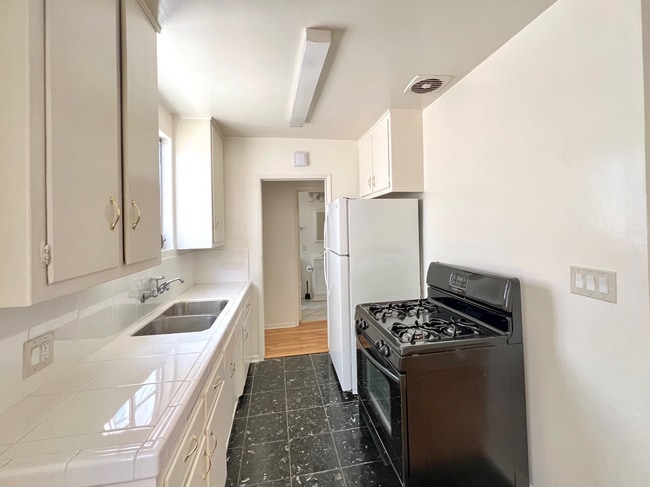 Kitchen - 1342 Yale St Unit B