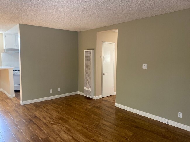 Photo - 3104 Montrose Ave Unit 6