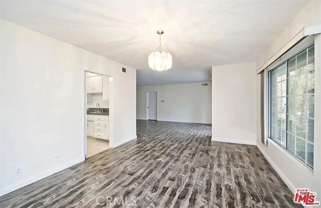Building Photo - 837 S Windsor Blvd Unit 7