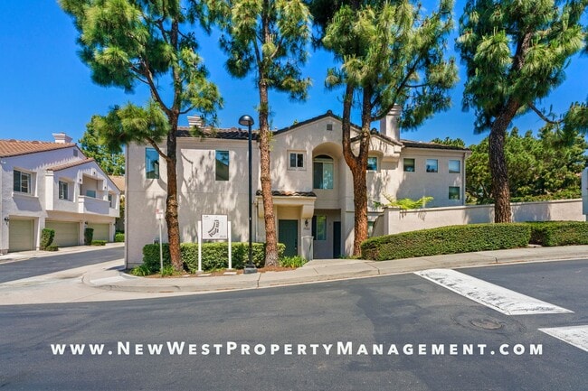 Building Photo - Newly renovated 2-bedroom UTC townhome in the coveted Andria of Renaissance at La Jolla community...