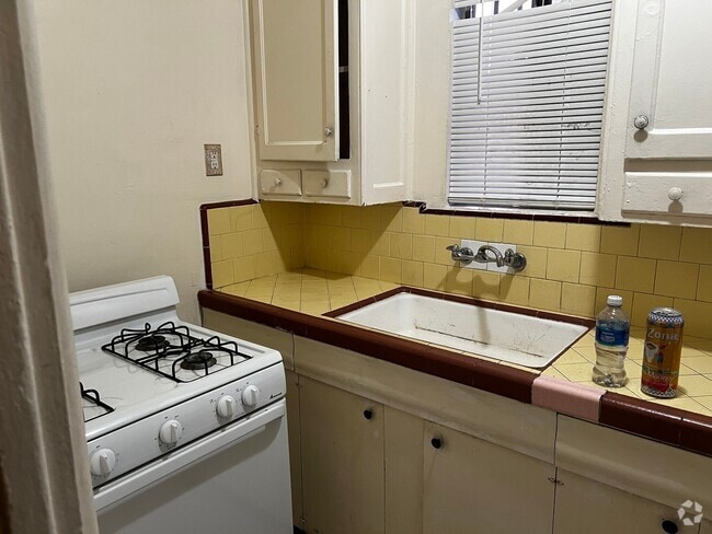 Building Photo - 340 1/2 W 52nd Pl Rental