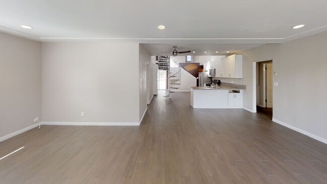 Building Photo - BIG House! Spacious bedrooms! Garage and D...