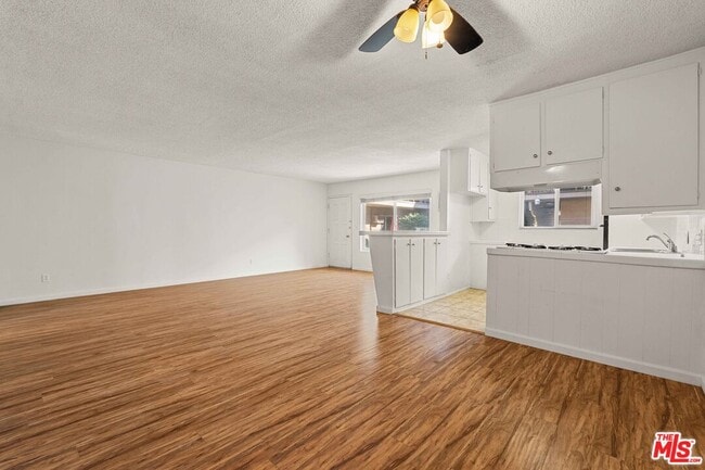 Photo - 15540 Moorpark St Unit 1