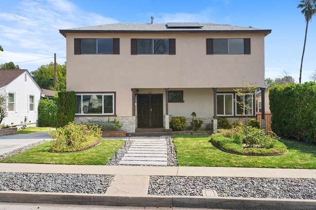 Front/Curbside - 426 Santa Paula Ave