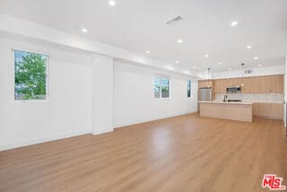 Photo - 5248 Auckland Ave