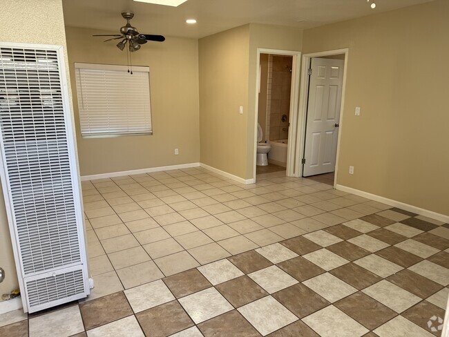 Building Photo - 4870 Palm Ave Rental