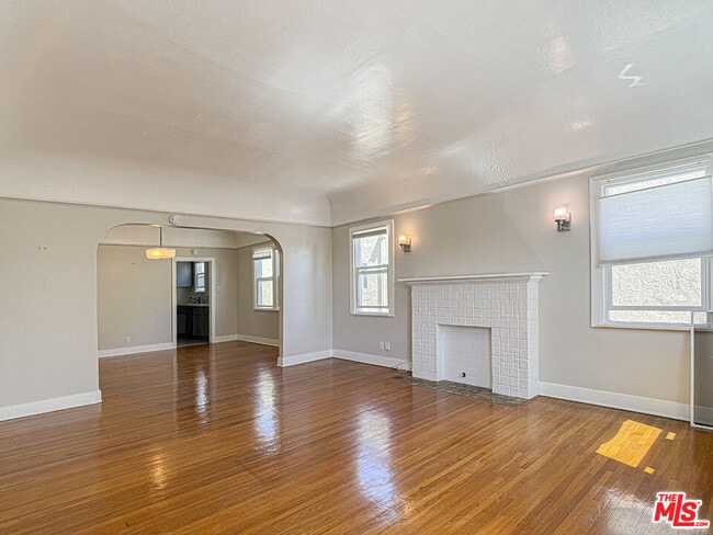 Building Photo - 733 N Ridgewood Pl Unit 735 1/2