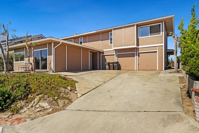 Building Photo - 145 Avenida Cota