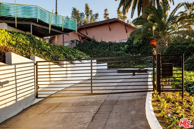 Photo - 908 Hyperion Ave