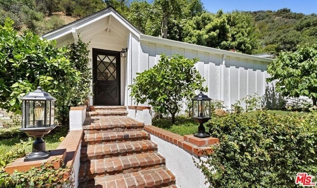 Building Photo - 3933 Mandeville Canyon Rd