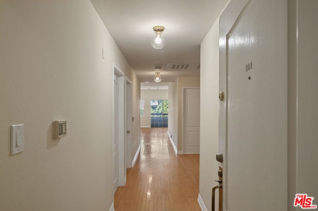 Building Photo - 923 Euclid St Unit 201