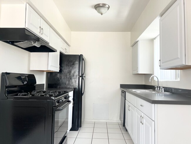 Photo - Bright 2 bed 1 bath in Pacific Beach Unit 2208 1/2