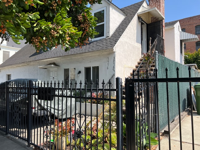 Upstairs unit for rent - 3976 W 7th St Unit .5