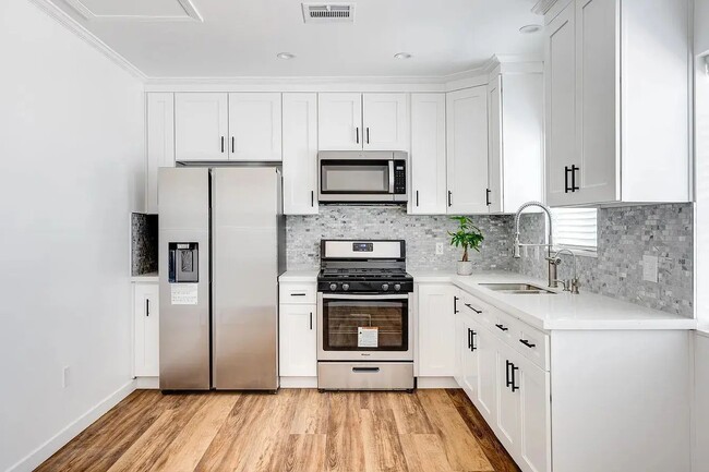 Building Photo - Stunning One-Bedroom Apartment