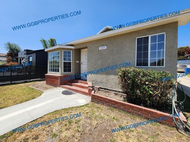 Building Photo - **Move In Special** Charming 3 Bedroom / 2...