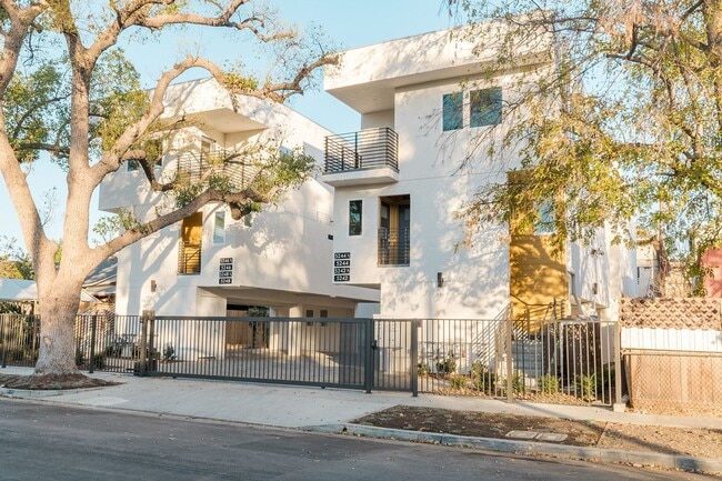 Building Photo - Cleon Ave Unit 5244 1/2 Cleon Ave