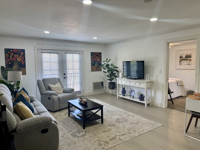 Photo - 5055 Collwood Blvd