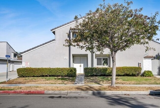 Building Photo - Beautiful 3 bed / 2.5 bath Townhome with Patio and 2 car garage in Huntington Beach